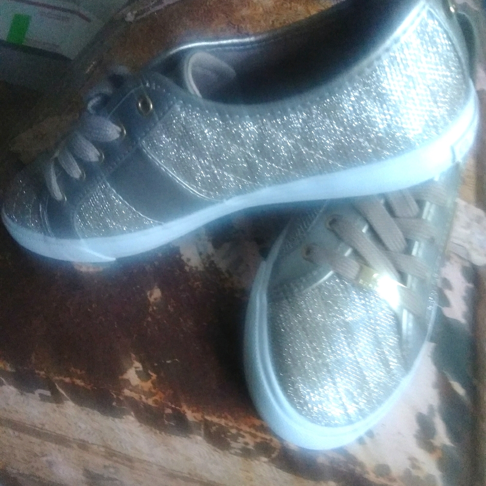 Tennis shoes